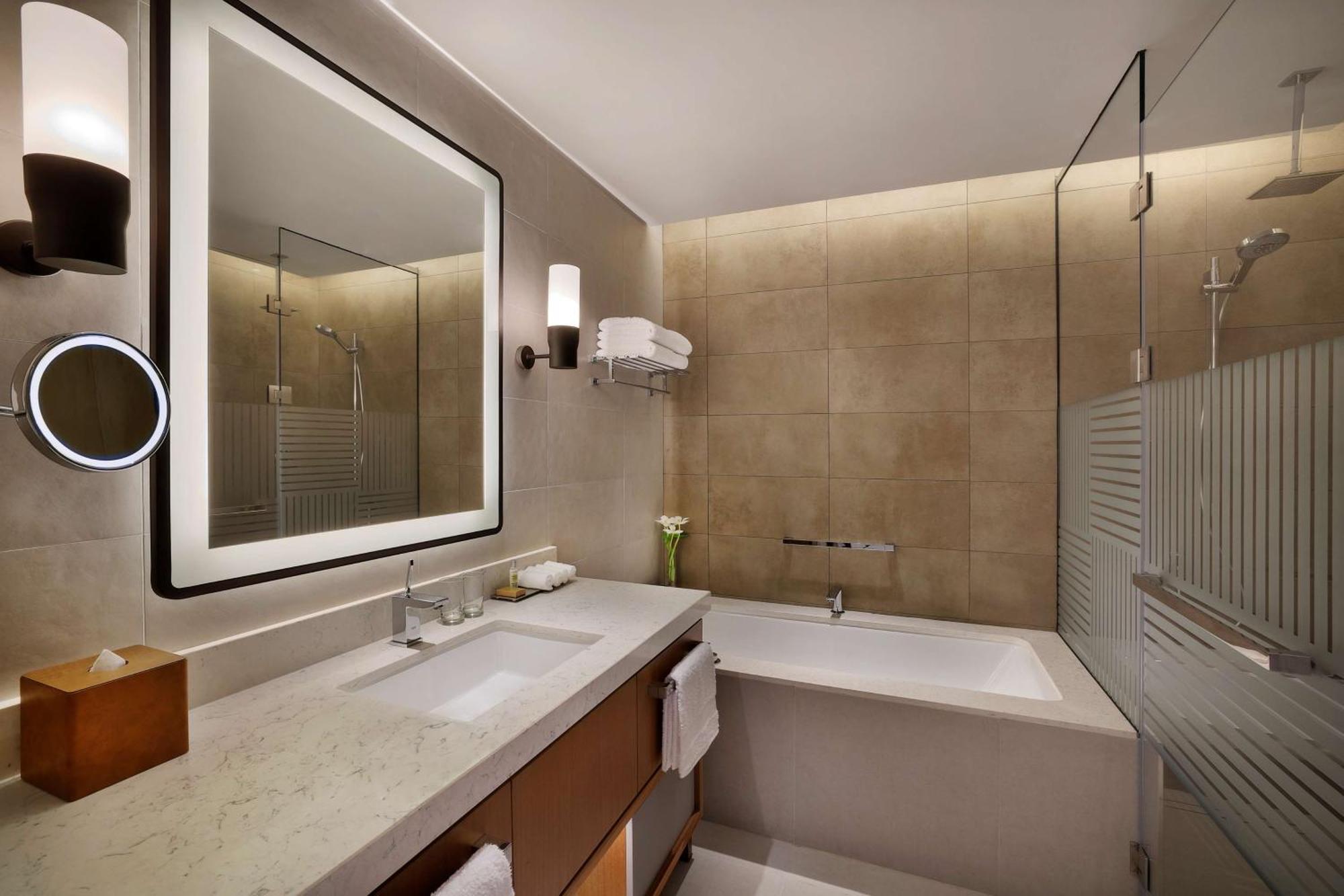 Doubletree By Hilton Waterfront And Residences Hotel