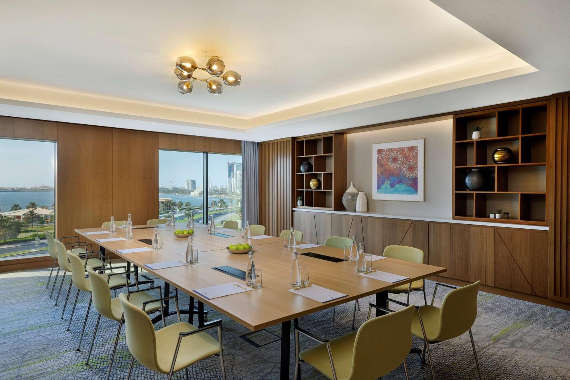 Hotel Doubletree By Hilton Waterfront And Residences Sharjah